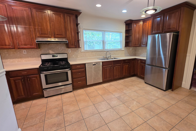 Shared Kitchen - **Room for Rent in 9 Bedroom Student Housing  Close to Campus** $950** House