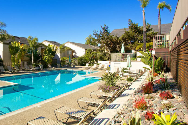 Swimming-pool area - Double/Shared room available - 2 miles from UCSD!