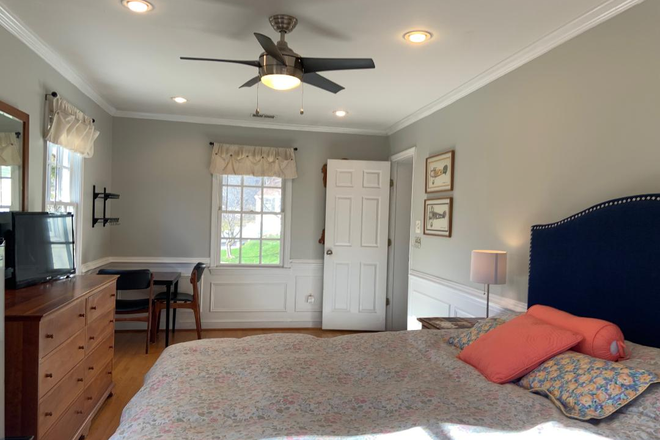 Clean bright room with hardwood floors! - $900/Room for rent; great location close to DC! (Bethesda, AU,GU, NIH, Walter Reed) House