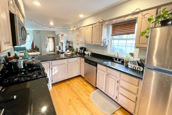 Call NOW for showings! 617-236-8600 - HARLESTON ST - XL 3 FLR TOWNHOUSE ON MISSION HILL FOR *9/1/2026* W/ IN UNIT LNDRY, RNTL PRKNG, DECK!