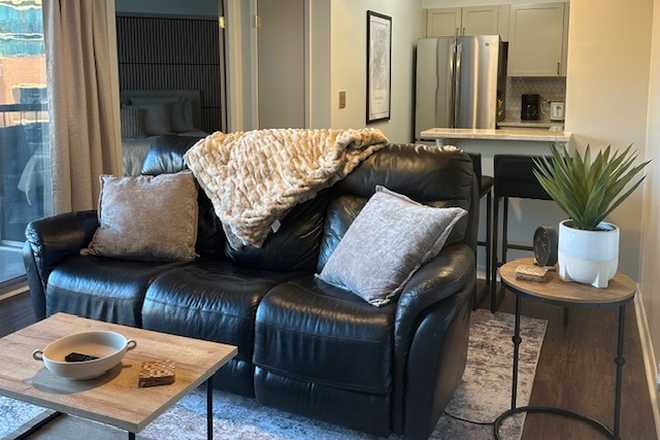 Living room, leather couch and comfortable pillows - Condominium Music Row/Vanderbilt