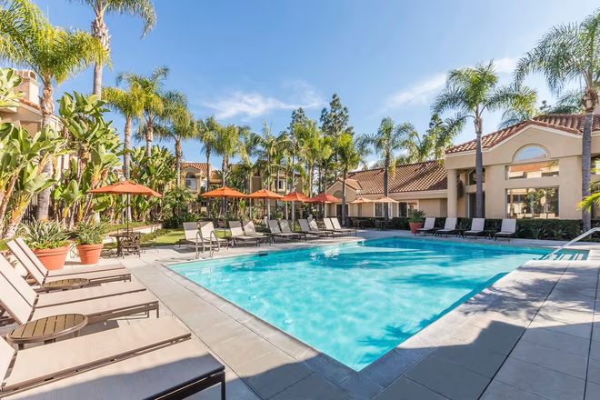 POOL - Aug/Sept-June '26 $869Private or shared rooms 3bd 3bathTownhouse Furnished Male UCI students