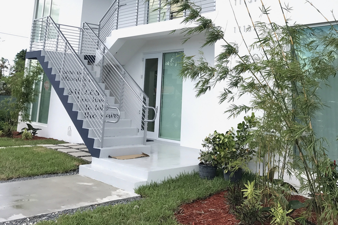 Outside View - Sweetwater House- large apartment with privacy and parking. Walk to campus!