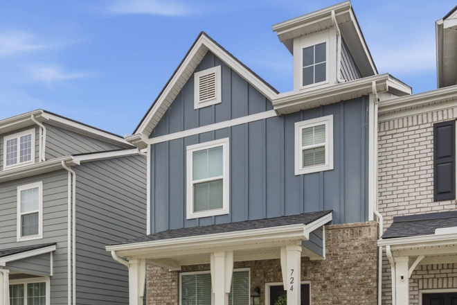 Front view - Bellevue Townhome 20 minutes from campus!