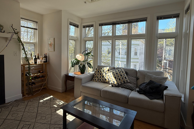 Living room - Sunny, massive master bedroom + Ensuite bathroom 5 Minutes from Campus