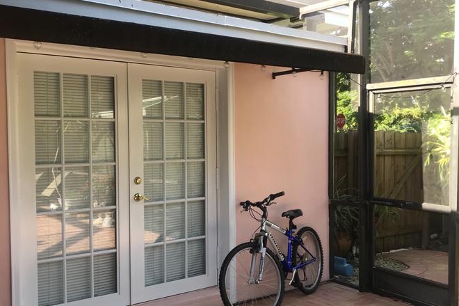 Your Private Entrance - RENTAL AVAILABLE Perfect Furnished Studio for Quiet Student