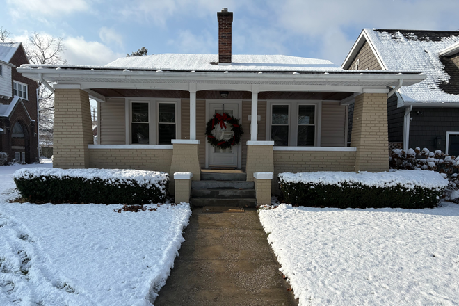 Front door - The perfect location rental, Notre Dame Ave.