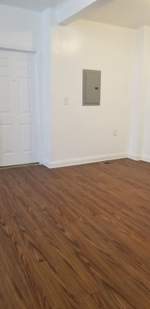 Entry, living area - EFFICIENT 3BDRM 1BTH PILSEN