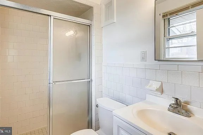 Bathroom - Master bedroom in college park woods