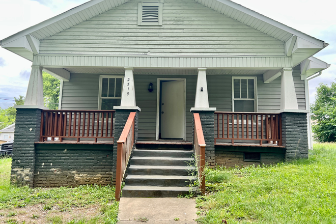 Front - Private bedroom in a 3 bed/2bath house