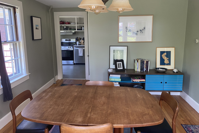 DR - Charming Cape-style on 3 acres, close to Amherst line House