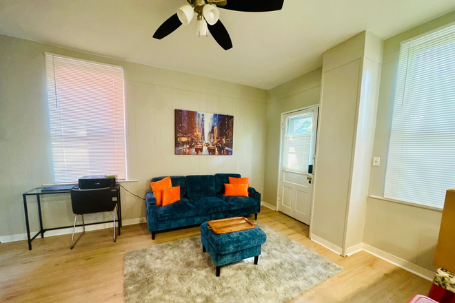 Living Room - Recently Updated 5 bedroom Home , rooms with private bathrooms