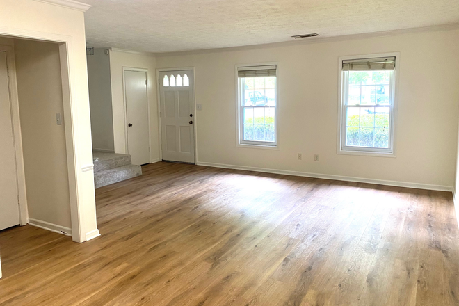 Living room - Townhouse 1 mile from Emory