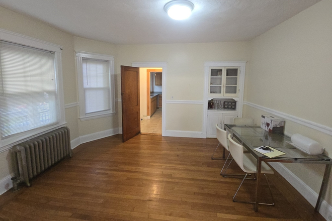 . - HUGE 3 Bed / 2 Bath w/ Parking!! Available NOW! Apartments
