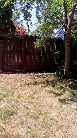 Fenced in backyard - Quiet 3 Bedroom House