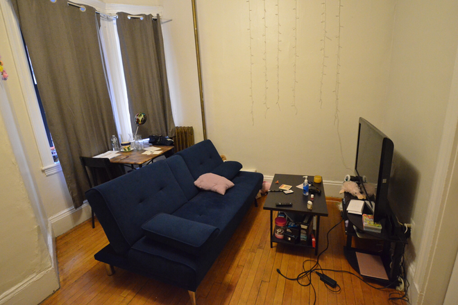 Living room - HALF SECURITY DEPOSIT- Cozy 1 Bed 1BA on Burbank St!! - Avail 9/1/25 Apartments