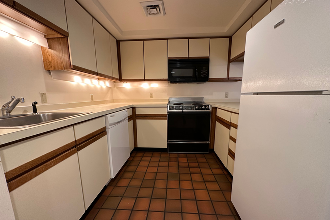 1 - 2 bedrooms 2 bathrooms, central air, elevator, private deck Apartments