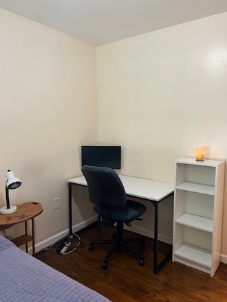 desk - BEDROOM for RENT in COLLEGE PARK, MD House
