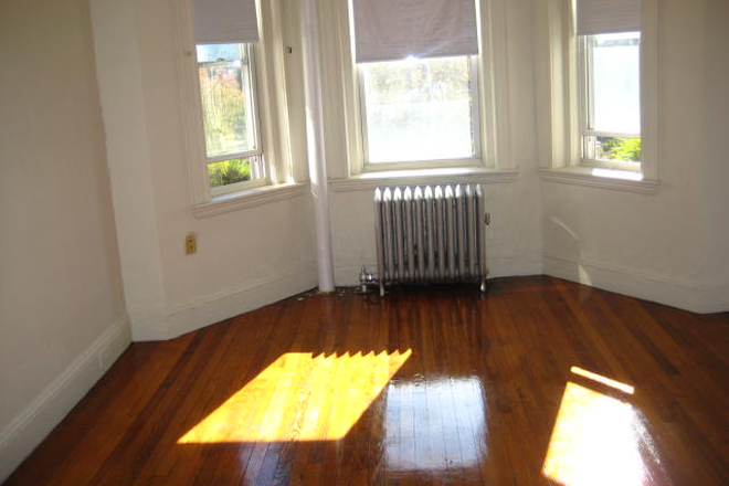 Hub Realty - Rare huge front facing 2 bedroom split with alcove, and renovated kitchen Apartments