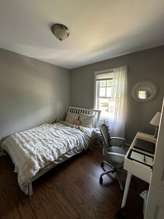 Bedroom - Beautiful Room in a Shared House close to campus for Spring Term 2026