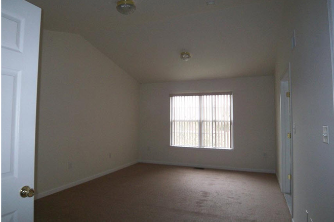 primary bedroom - 3BR thome-Jackson Ave-Princeton