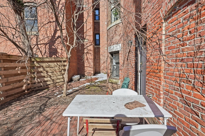 . - STUNNING 2 BED / HEATING INCLUDED, WATER + SNOW REMOVAL INCLUDED, NO BROKER FEE!! Apartments