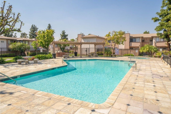 Pool - 1BD/1BR, 1st floor condo walkable to UCR and Coffee