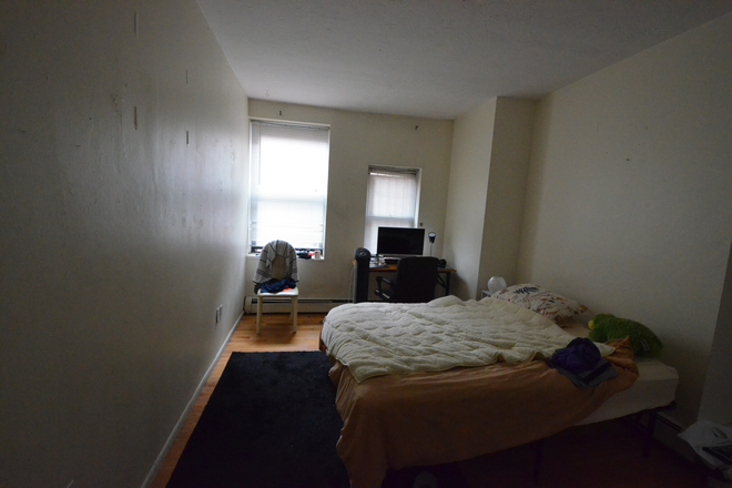 Bedroom - Huge 2 Bedrooms large living room in Symphony Rd walk to Campus 9/1/26 Apartments