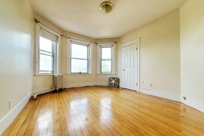 Living Space - Charming Studio in Prime Cambridge Location – Available 9/1 Apartments