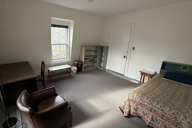 Allston Room - Third-Floor Room Rental in Historic Home, Walking Distance to UMass