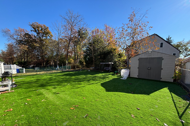 Back yard - $850- UTILITY and cleaning INCLUDED : House the upper level: 1 large room