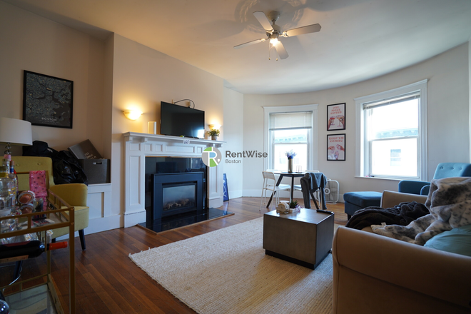 1 - SEPT 2025 | Packard's Corner | 4 bed 1 bath | Spacious Living Room | Huge Porch Rental