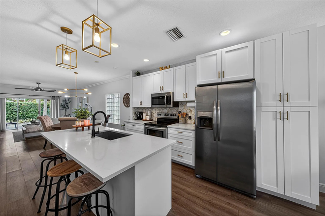 kitchen - Coconut Creek House 15 mins from Campus