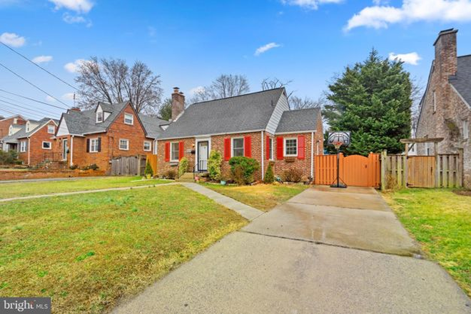 Front Yard - University Blvd - Room available House