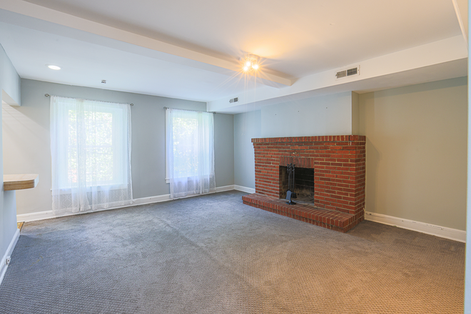 FIREPLACE - CHARACTER CLOSE TO PEABODY INSTITUTE/Univ of balt/univ of maryland Apartments