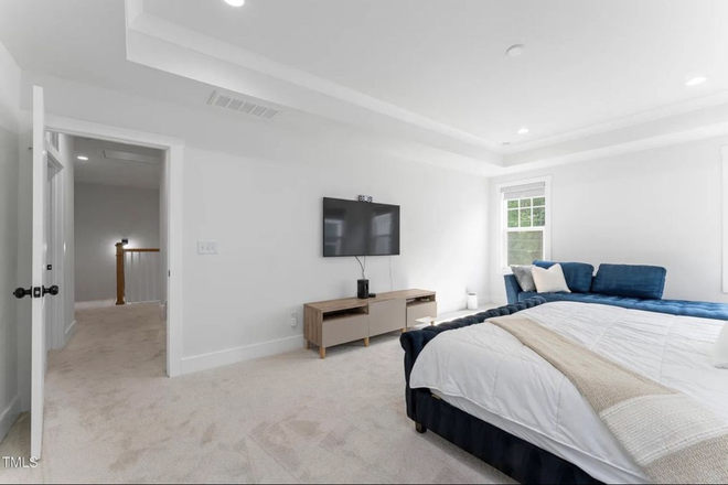 Master bedroom - Where Professionals Stay: Premium Home in the Heart of Durham