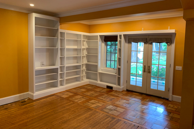 Family room - Large Restored House in Roland Park