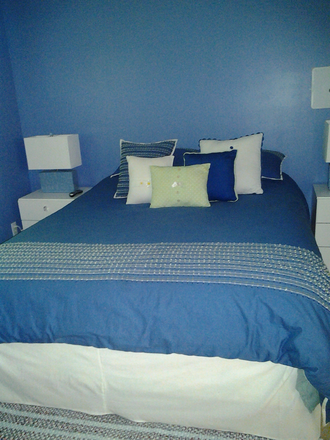 queen size bed , two nightables , lamps. - Gated Community House