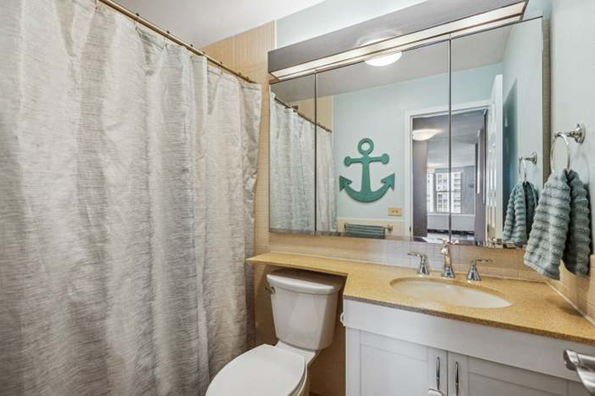 Private Bathroom - Apartment in the Heart of Loop