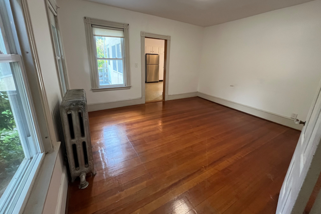 Living room - Single Family House - No Broker’s Fee - 6 Bed/2 Full Baths!  Adjacent to Campus