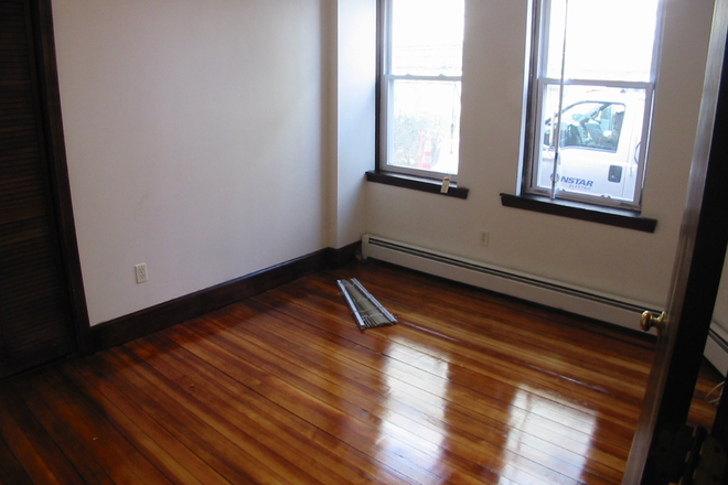 3 - 1 bed in 3 bedroom apartment near MIT and central T.