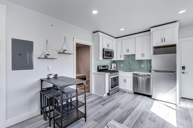 Dinning/Kitchen - Serene and Modern 3BR Apartment Close to Campus