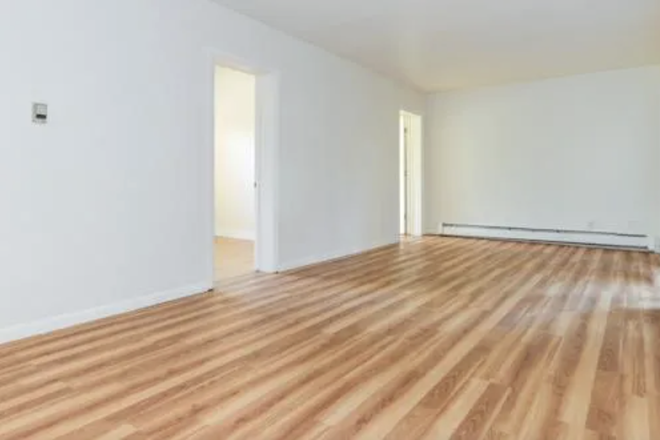 Living Room - Fully Furnished, 4 Bedroom Apartment On The Hill, Very Close To Campus