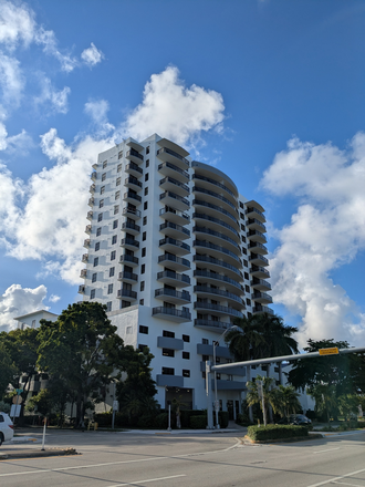Building - Luxor Residence HOA Condo