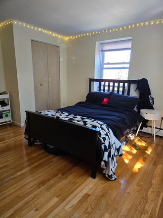 bedroom with closet - Coolidge Corner Primary Bedroom Apartments