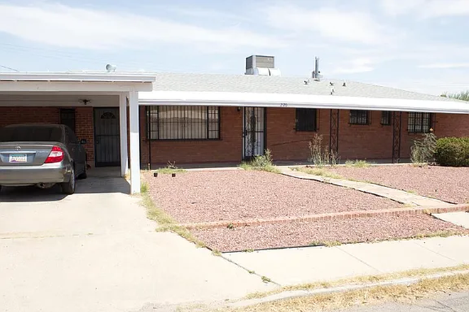 Car Port - House Close to Campus