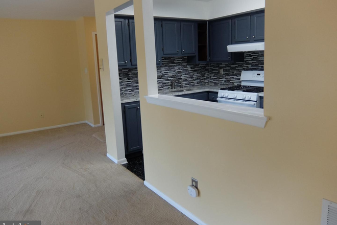 Open kitchen & living room - Room in shared 2BR/2BA condo for female PU affiliate only-Salem Ct-Princeton