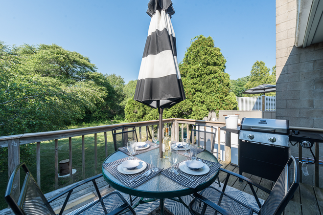 Private deck - Gorgeous 3 Bedroom Gansett House +Deck ! Walk to Scarborough & Ocean