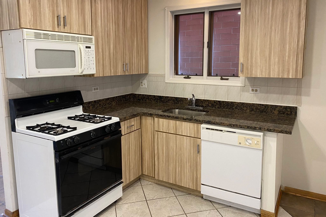 Kitchen - 3 Bed /2 Bath apartment