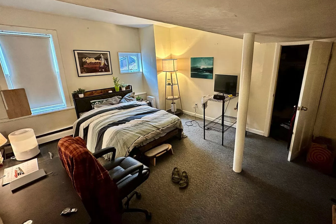 bedroom - Large 1 bed split for 9/1 - no fee! Apartments